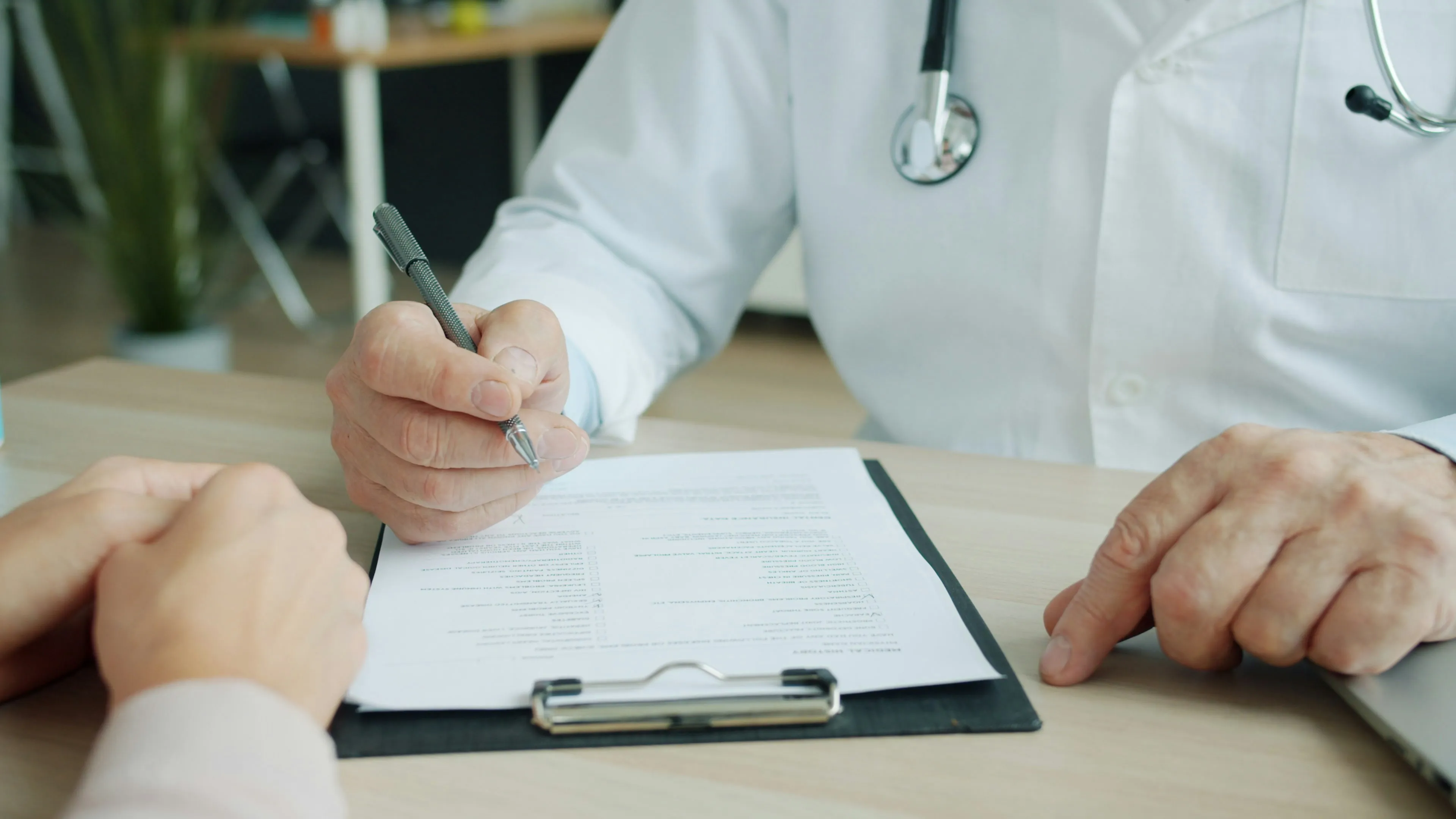 Profesional de la salud completando la documentación de una consulta